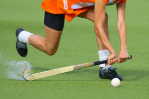 Ein Hockey Spieler schlägt einen Ball. Er ist teil der Studie Colostrum im Spitzensport